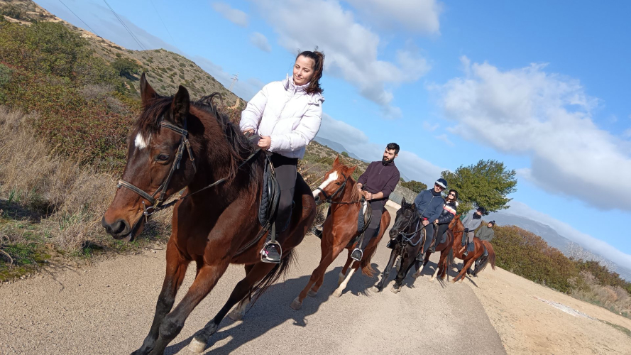 Groupe de personnes à cheval lors d'une promenade dans le sud de la Sardaigne