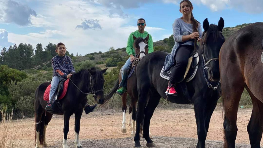 Personnes lors d'une promenade à cheval dans le sud de la Sardaigne