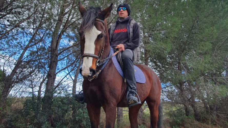 Garçon à cheval lors d'une promenade à Cagliari
