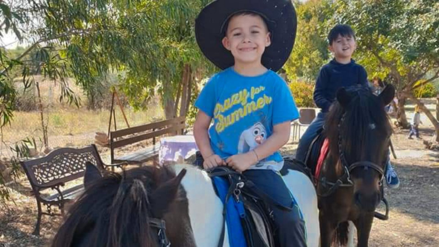 Kinder reiten auf Ponys in der Nähe von Cagliari