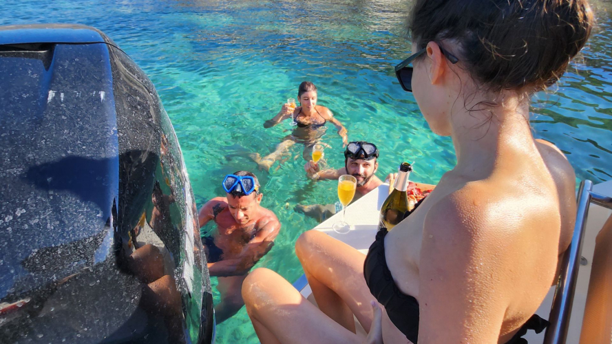 Persone a bordo della barca nelle acque cristalline del sud Sardegna