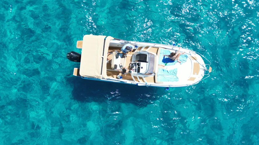 Barca a motore nelle acque del sud della Sardegna