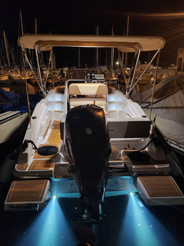 Mini yacht ormeggiato nel porto di Villasimius