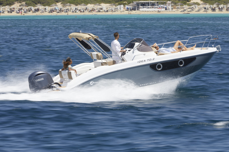 Mini yacht mentre naviga nelle acque cristalline dell'Area Marina Protetta di Capo Carbonara