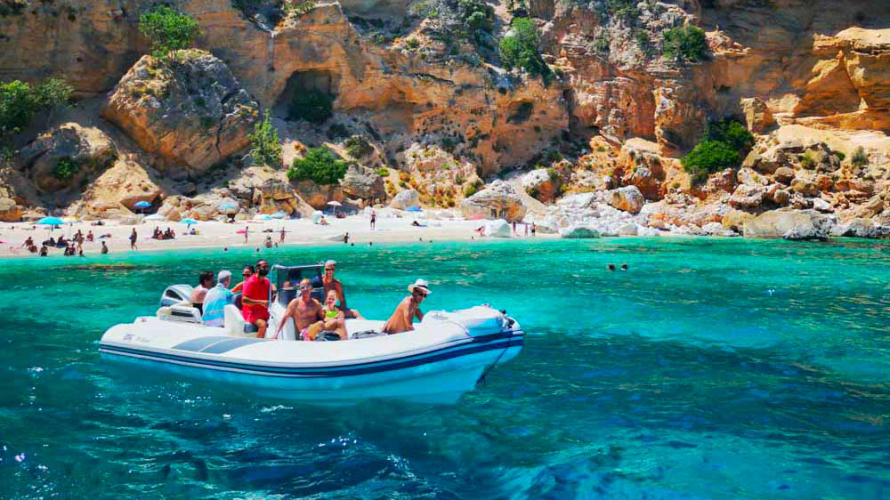 Barco en una playa del Golfo de Orosei