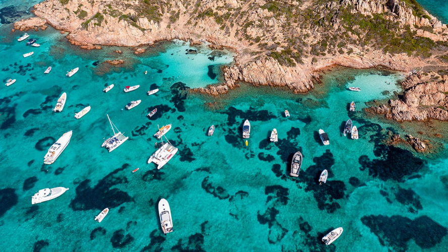 Boote vor einer Insel im Archipel von La Maddalena