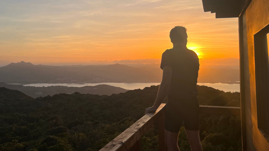 Escursionista in cima al monte Moro al tramonto