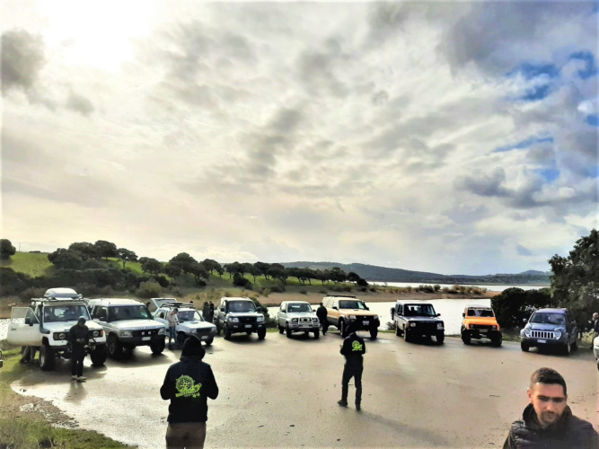 <p>Véhicules tout-terrain et randonneurs en Gallura</p><p><br></p>