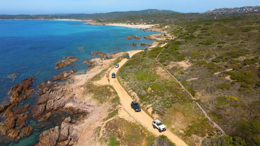 Panorama vue mer et hors route dans le nord-est de la Sardaigne