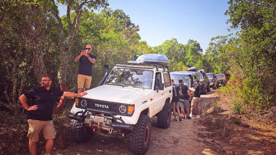 Groupe de randonneurs tout-terrain à la découverte de la Gallura