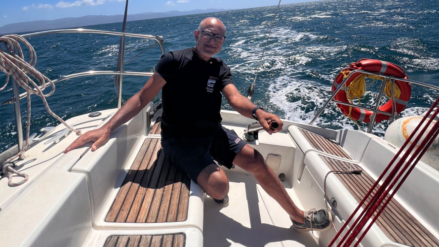 Patrón a bordo del velero en Cagliari