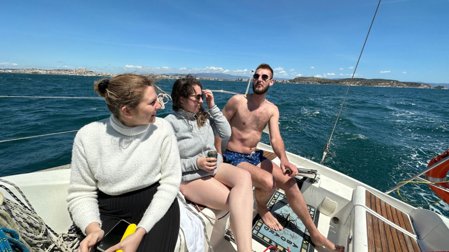 Los excursionistas participan en una clase de vela