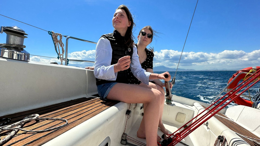 Dos chicas participan en una clase de vela