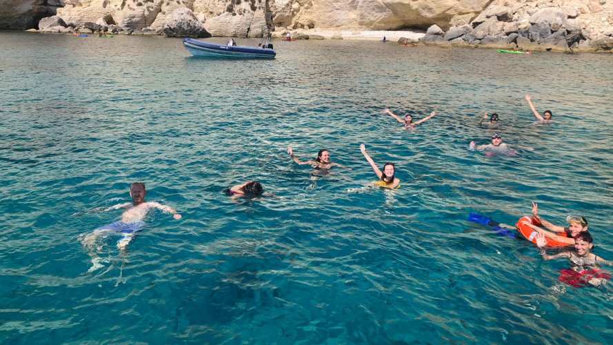 Parada para nadar durante la excursión en velero por el Golfo de Cagliari