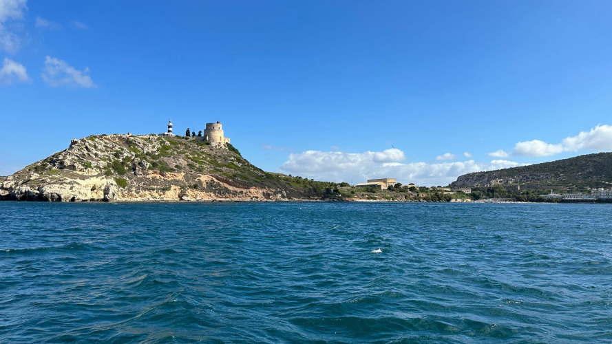 Vista de la colina de Sant'Elias en Cagliari desde el velero