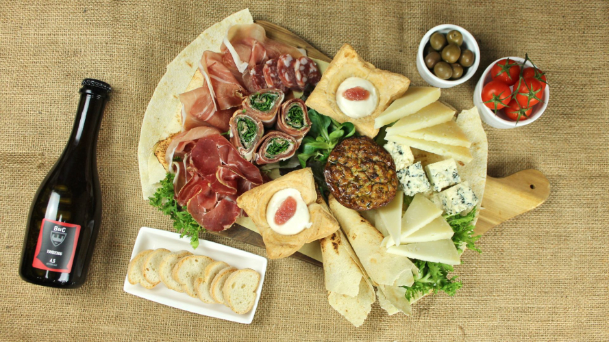 Tabla de corte de productos típicos en la cervecería de Cagliari