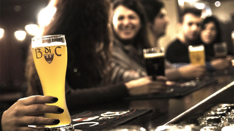 Chicos probando cerveza artesanal en Cagliari