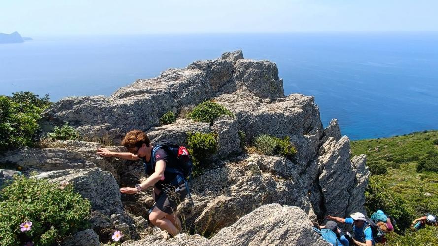 Personnes lors d'une randonnée sur la côte nord-ouest de la Sardaigne
