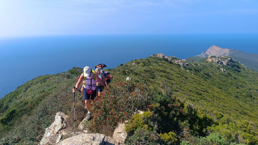 Personnes lors d'un trekking dans le nord de la Sardaigne