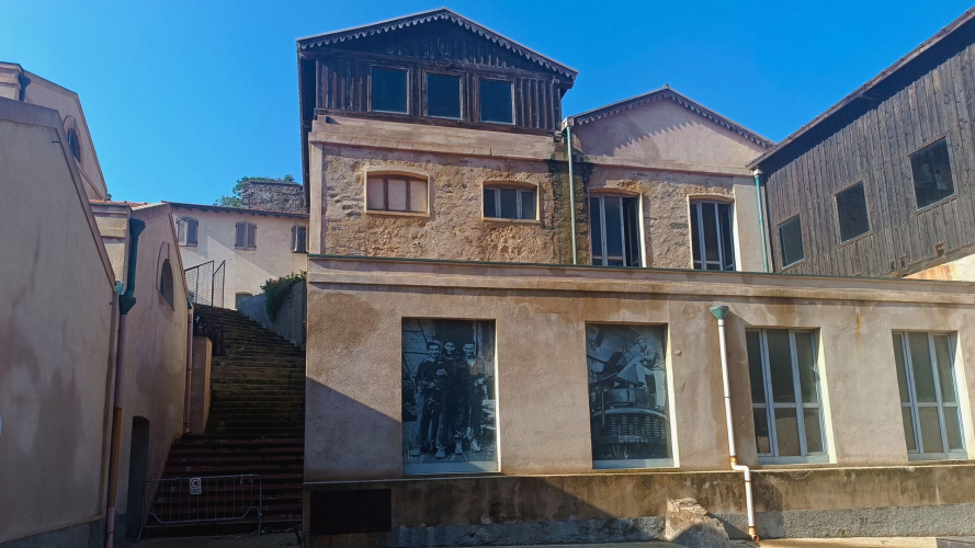 Bâtiment de la mine Argentiera dans la région de Sassari