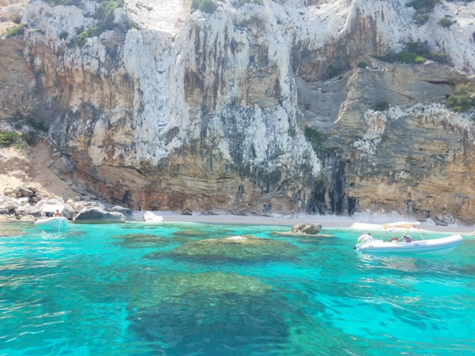 Bote de goma delante de la Piscine di Venere