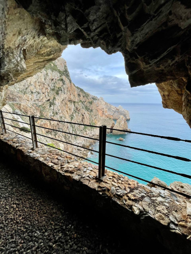 Panoramablick auf das Meer von der Mine in Buggerru