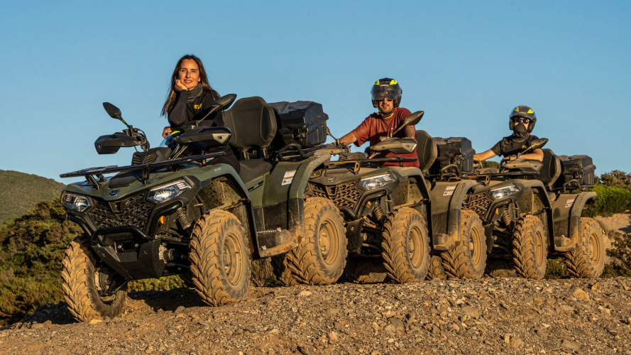 Personnes lors d'une excursion en quad près d'Arbus