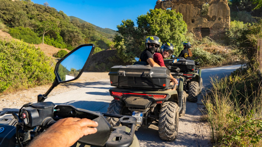 Groupe de jeunes pendant une excursion en quad à Costa Verde