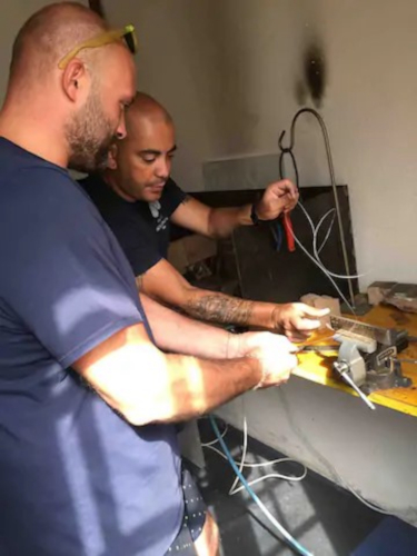 dimostrazione dell'orafo mentre crea gioielli tradizionali sardi