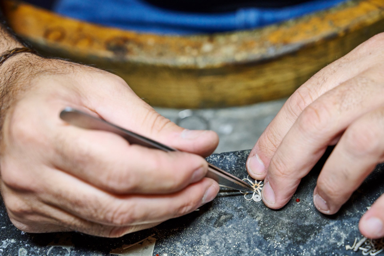 dimostrazione dell'orafo mentre crea gioielli tradizionali sardi