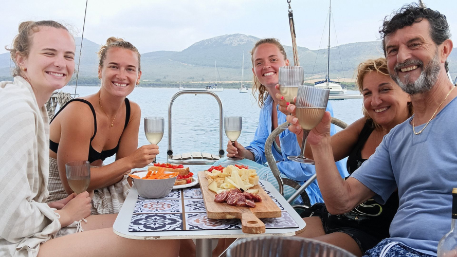 Aperitivo offerto a bordo della barca a vela durante il tour ad Alghero