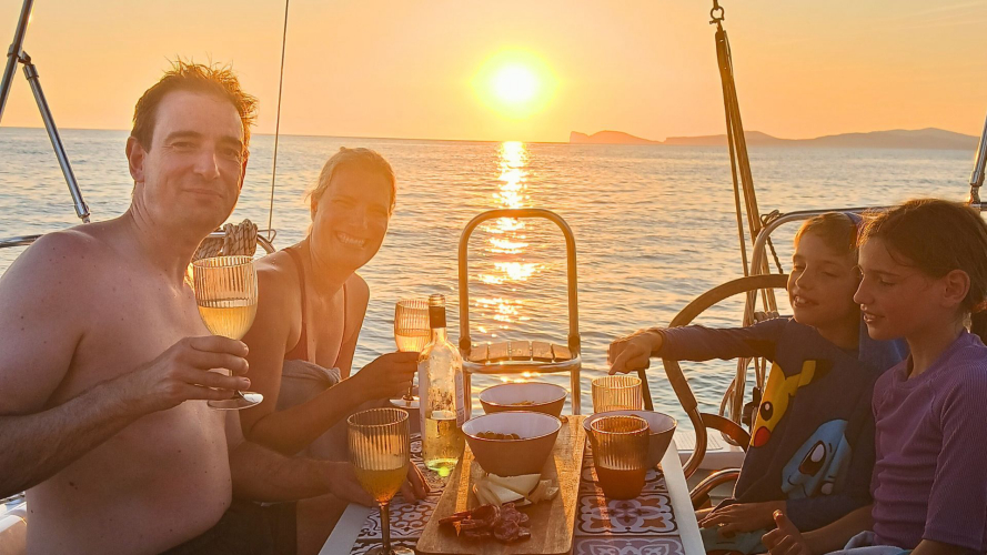 Persone consumano l'aperitivo durante l'escursione al tramonto ad Alghero