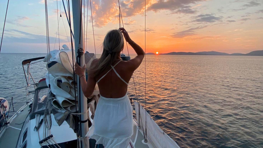 Ragazza durante il tour al tramonto in barca a vela ad Alghero