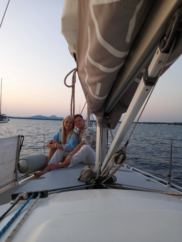 Una coppia durante l'escursione in barca a vela ad Alghero