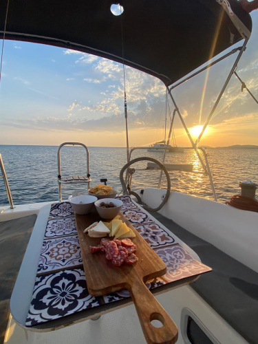 Aperitivo a bordo durante il tour in barca a vela al tramonto