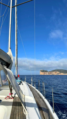 Il promontorio di Capo Caccia visto dalla barca a vela durante il tour