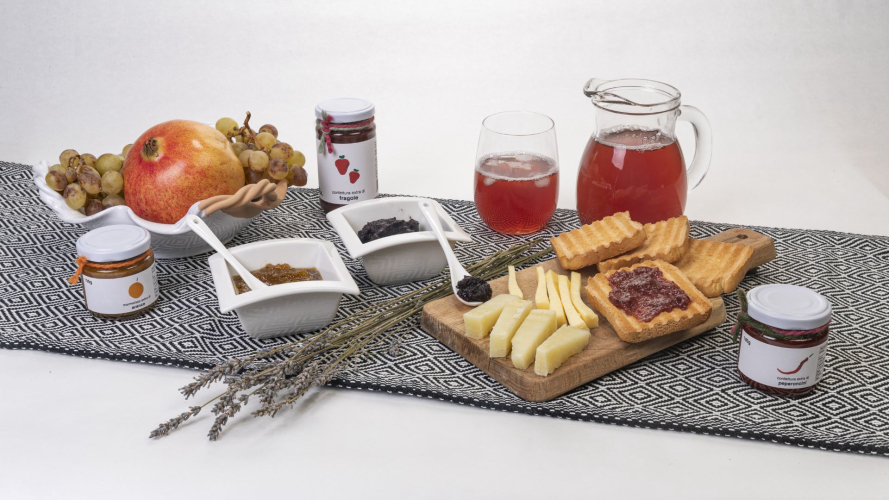 Mermeladas acompañadas de té de hierbas, queso y pan