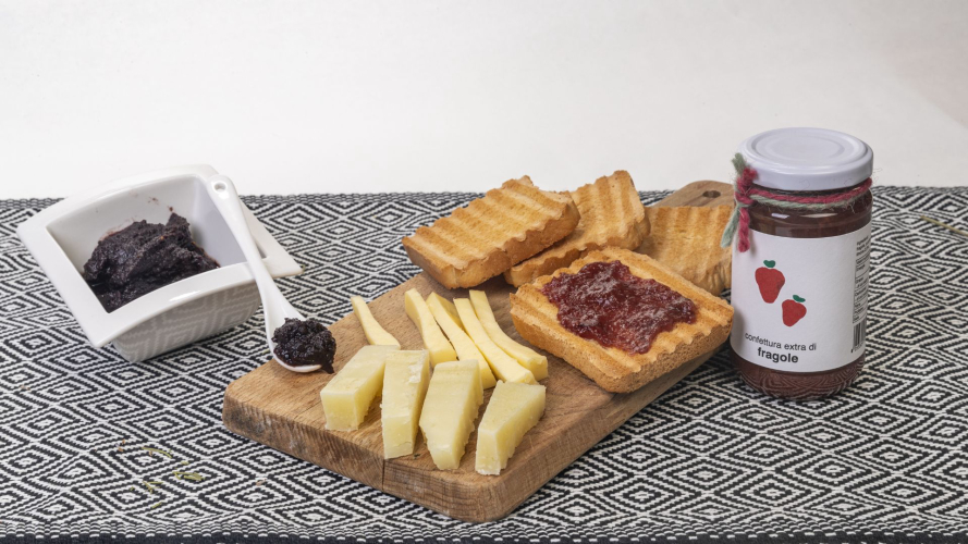 Mermelada acompañada de queso y pan