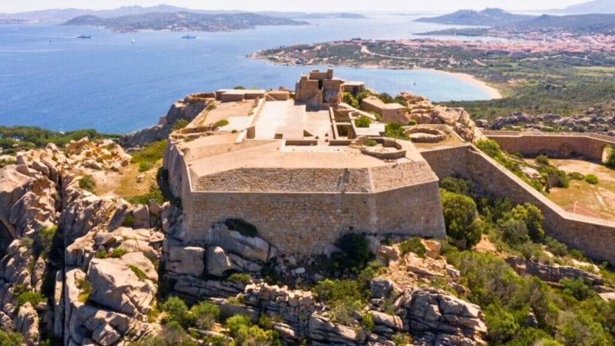 Vista dall'alto della fortezza di Monte Altura a Palau