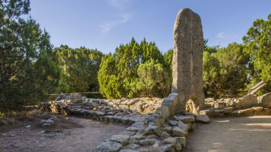 Tomba dei giganti a Palau nel nord della Sardegna