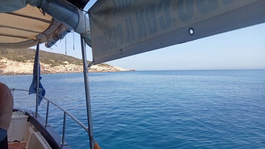 Vista sulla costa del nord est della Sardegna durante l'esperienza di pescaturismo da San Teodoro