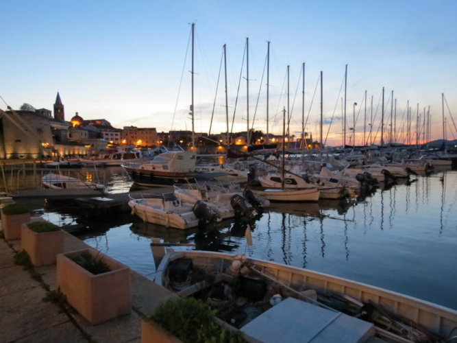 <p>Port et bateaux à Alghero pendant le coucher du soleil</p>