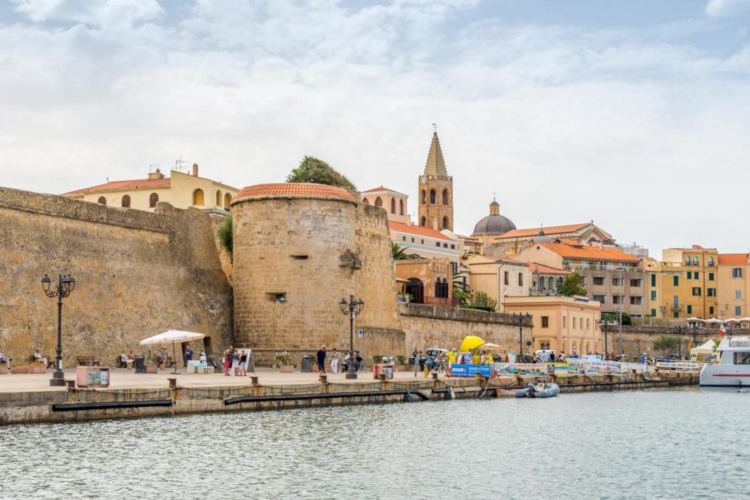<p>Rue caractéristique d’Alghero avec vue sur la mer</p>