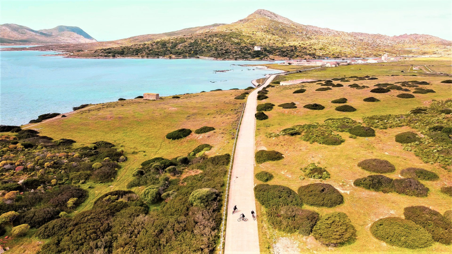 Escursionisti in bici elettrica sull'isola dell'Asinara