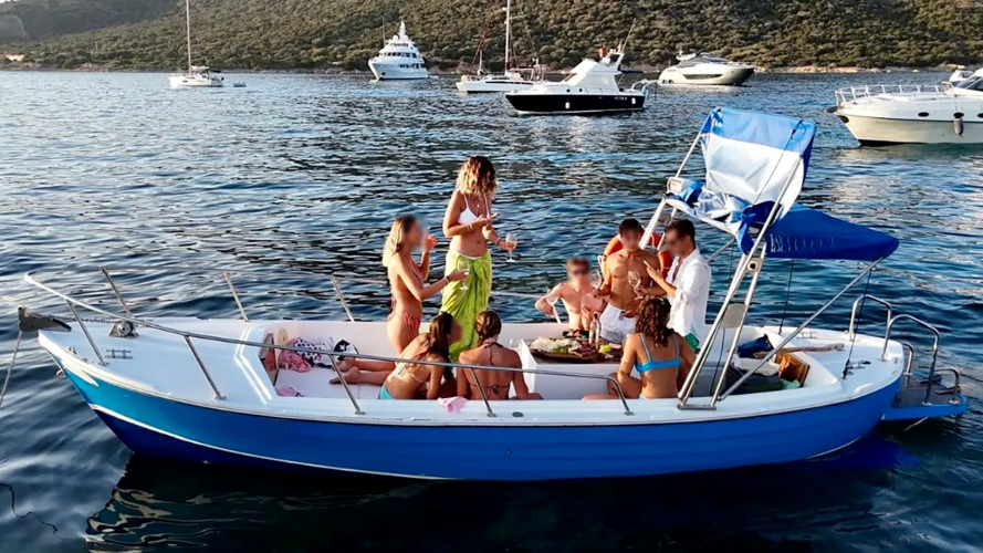 Personas a bordo del barco en Porto Rotondo