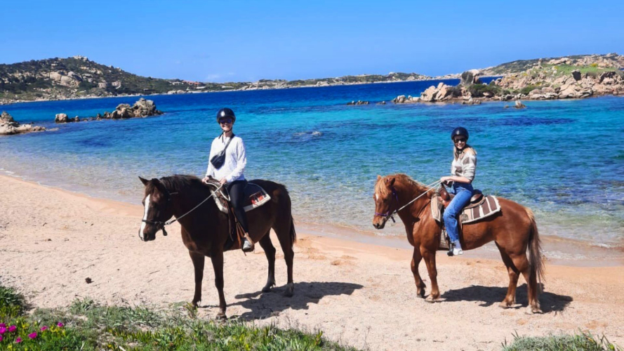 Ragazze durante l'escursione a cavallo alla Maddalena