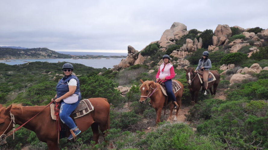 Menschen während eines Ausritts auf der Insel La Maddalena