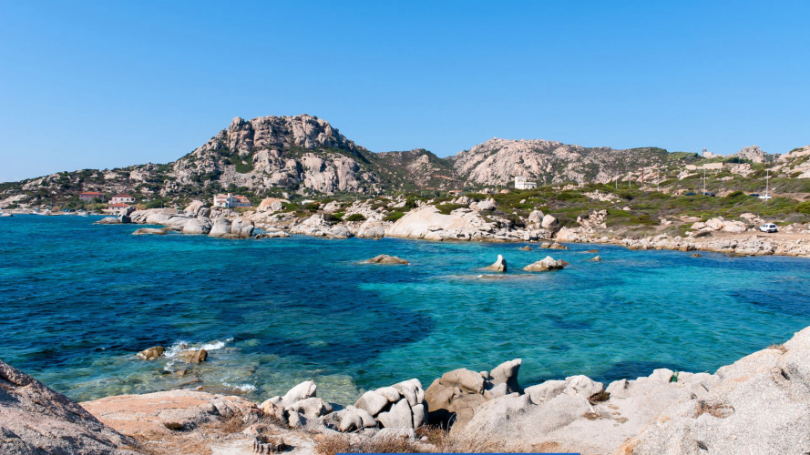 Kristallklares Meer des Archipels von La Maddalena