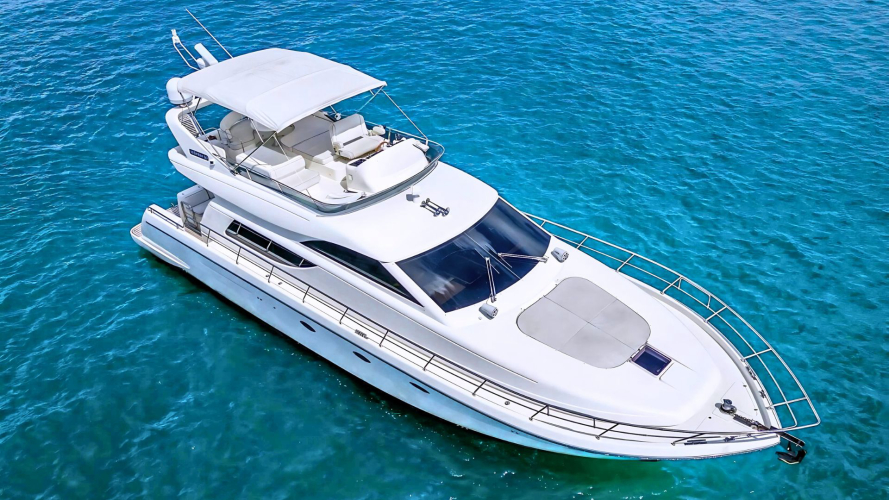 Yacht in den kristallklaren Gewässern der Küste von Villasimius