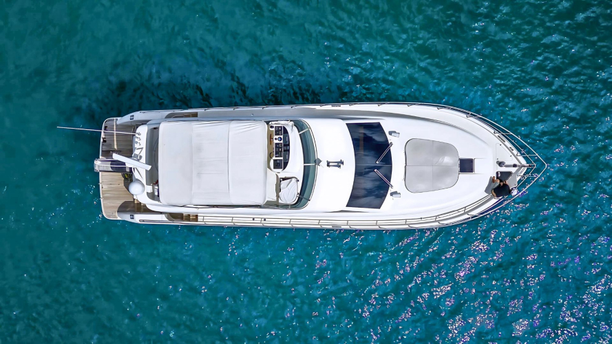 Yacht in den kristallklaren Gewässern der Küste von Villasimius